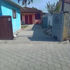 Casa de Férias Kitinete Pequena Em Patio Compartilhado